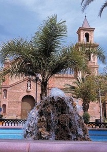 Vista fuente de Plaza de la Constitución e iglesia de la Inmaculada Concepción al fondo