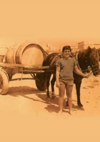 Antiguo aguador en Torrevieja sirviendo agua en carro tirado por caballo