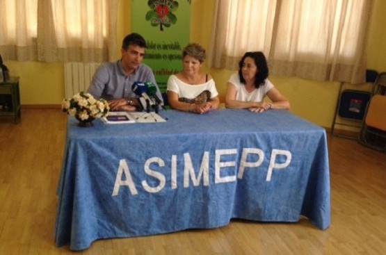 Gerente de Agamed en rueda de prensa informando de la colaboración con ASIMEPP