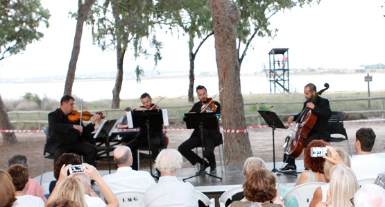 Fotografía del concierto en el paraje natural de las Lagunas de La Mata y Torrevieja